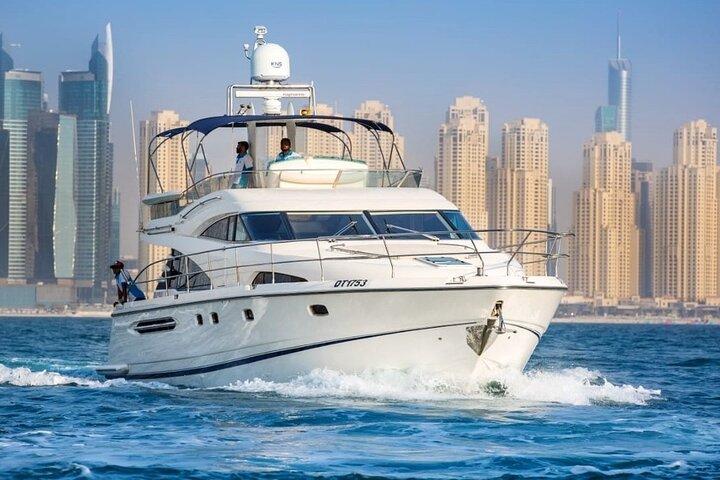 Promenade en yacht privé de luxe de 2 heures - L'expérience ultime de Dubaï