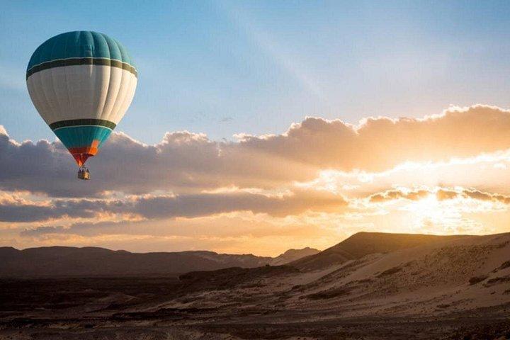 Profitez de l'incroyable magnifique désert en montgolfière à Dubaï