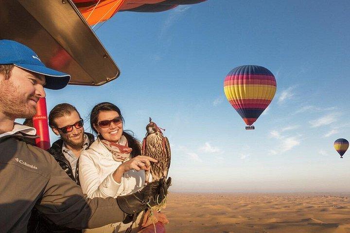 Dubai Beautiful Desert en montgolfière avec spectacle de faucons et chameau