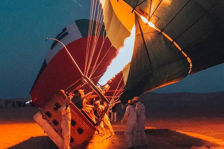 Vol en montgolfière dans le désert de Dubaï avec spectacle de faucon et petit-déjeuner