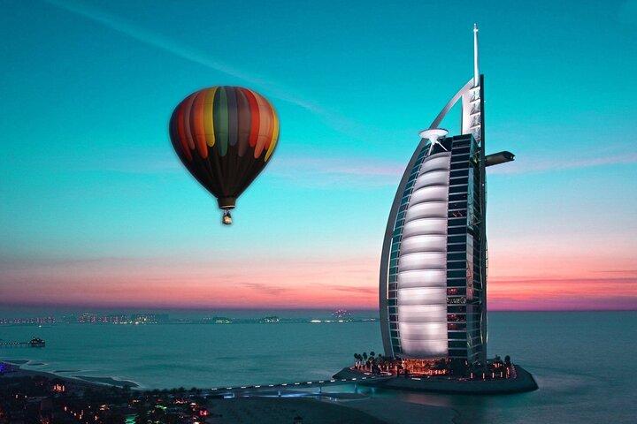 Dubaï magnifique désert en montgolfière depuis Dubaï et Falcon Show