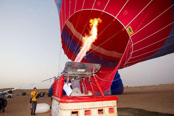 Profitez de belles vues sur le désert de Dubaï en montgolfière