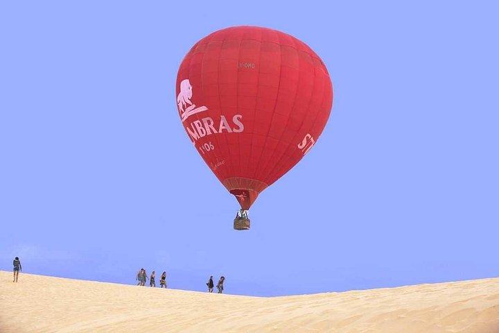 Beau désert de Dubaï en montgolfière