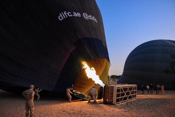 Belle montgolfière du désert de Dubaï