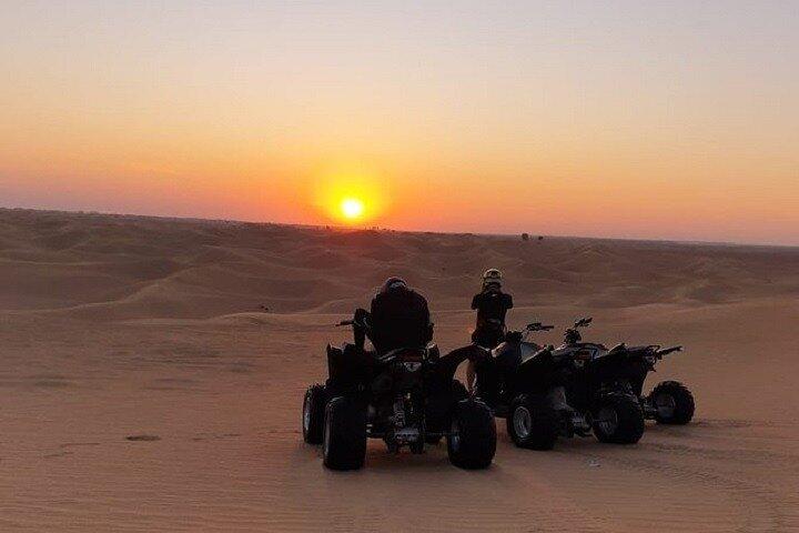 Safari en quad au coucher du soleil avec randonnée à dos de chameau, spectacles et dîner