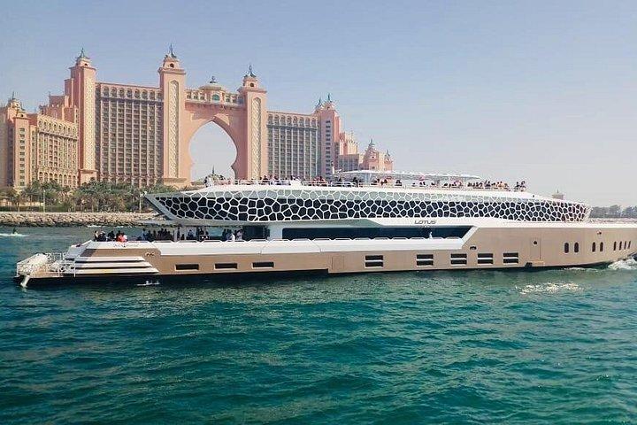 Dîner-croisière en méga yacht 7 étoiles avec buffet international