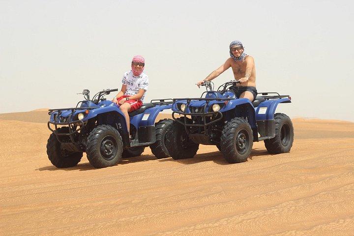 Auto-conduite en quad et VTT dans l'aventure du désert de Dubaï