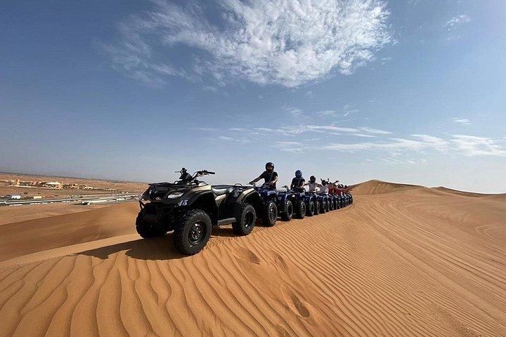 Safari guidé en quad dans le désert avec balade en chameau, dîner barbecue et spectacles en direct
