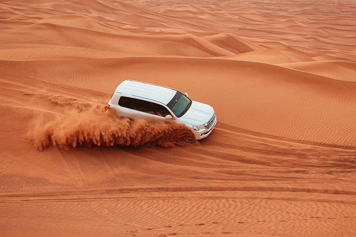 Safari en 4x4 dans le désert des dunes rouges avec balade à dos de chameau, sandboard et plus