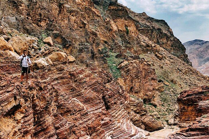 Randonnée dans les pittoresques montagnes Hajar des Émirats arabes unis