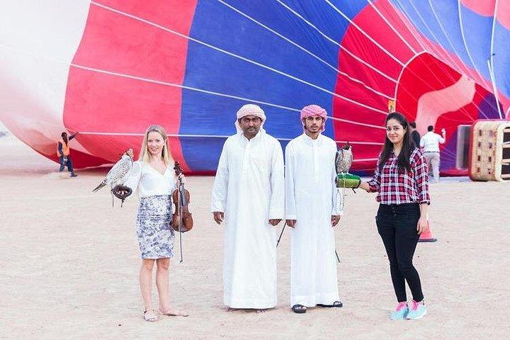 Désert de Dubaï en montgolfière avec (spectacle de faucons et chameau)