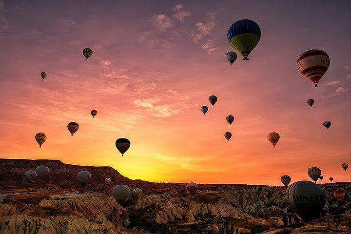 Magnifique spectacle du désert de Dubaï en montgolfière et faucon