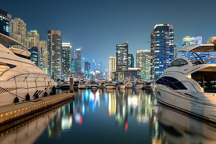 Incroyable yacht de luxe et petit-déjeuner dans la marina de Dubaï