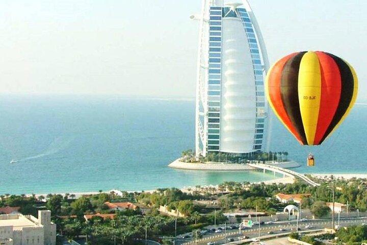 Vues sur le désert de Dubaï en montgolfière depuis Dubaï et Falcon Show