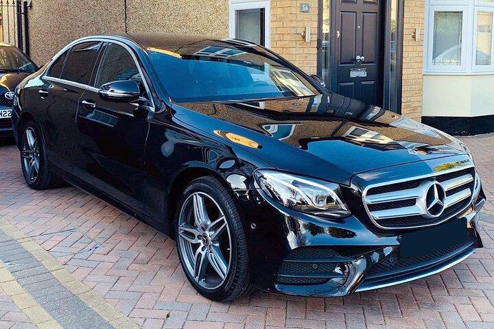 Transfert privé : de Dubaï à l'aéroport de Dubaï DXB en voiture d'affaires