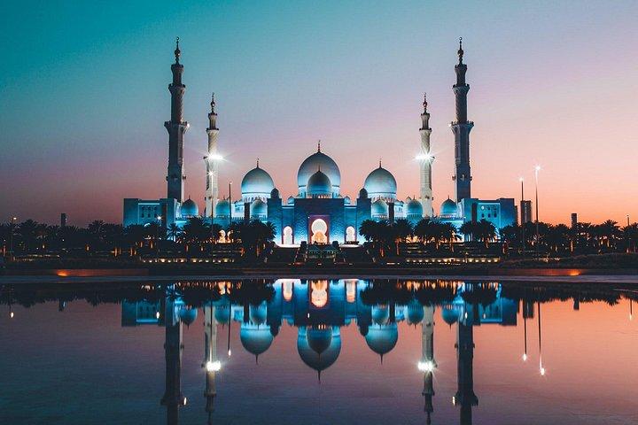 Abu Dhabi 'Hidden Gems' by City Break - des visites à pied amusantes!