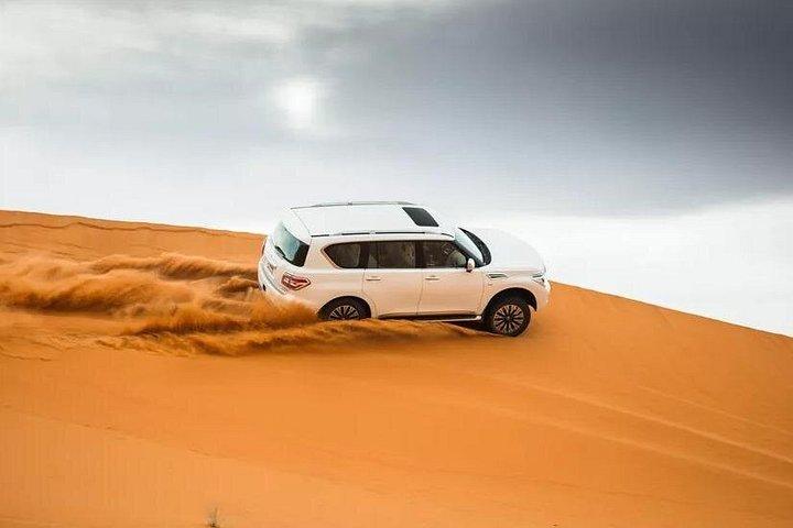 Safari du désert de Dubaï en soirée avec quad de 30 minutes et barbecue