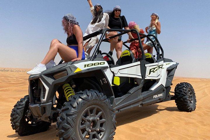 Safari dans le désert en soirée avec promenade en buggy sur les dunes et dîner barbecue en voiture partagée