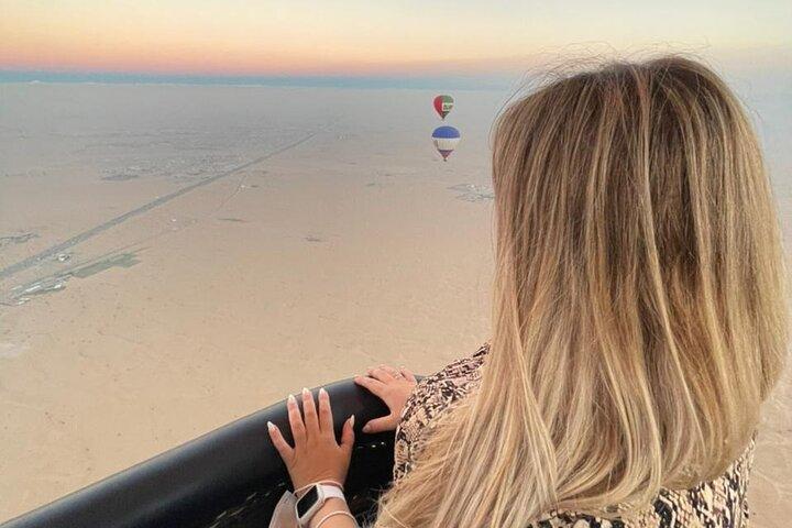 Vol en montgolfière au-dessus du désert de Dubaï