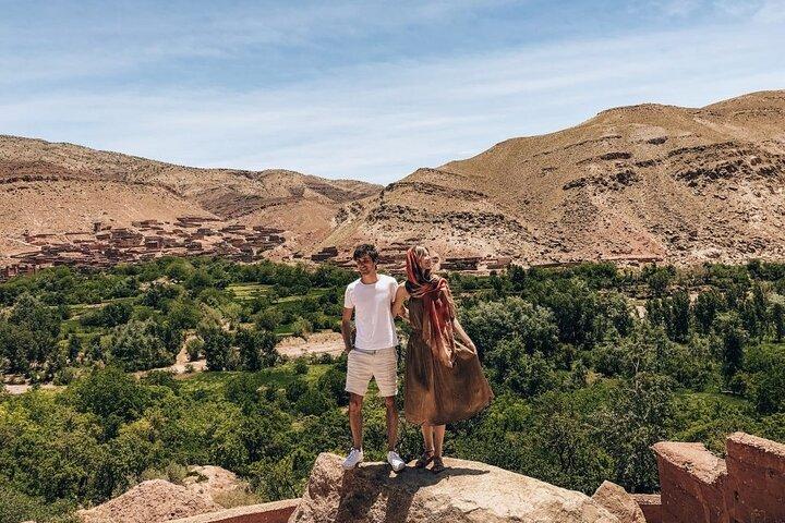 Excursion d'une journée dans les montagnes de l'Atlas au départ de Marrakech, balade à dos de chameau et déjeuner avec les habitants