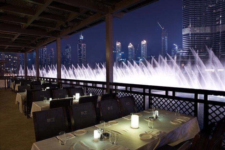 Dîner Observant Fontaine Musicale De Dubaï Avec Burj Khalifa Vue