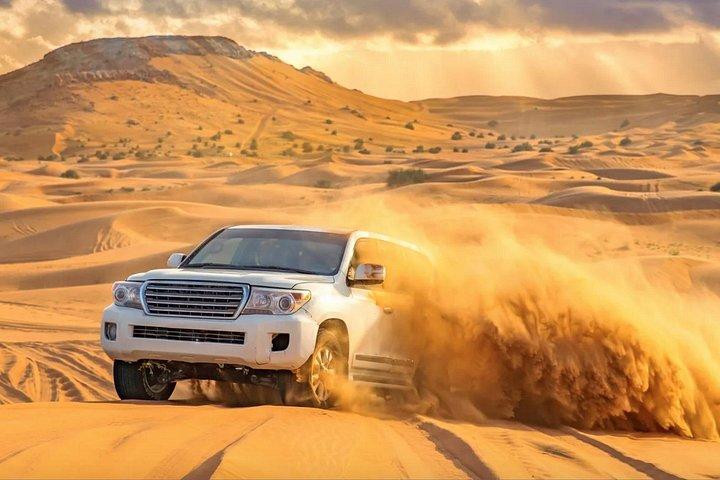 Safari dans le désert de Dubaï avec dîner, visite des dunes et balade à dos de chameau