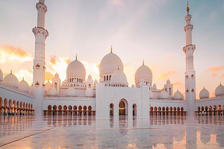 Arrêt photo et promenade dans le désert de la mosquée Sheikh Zayed à Abu Dhabi