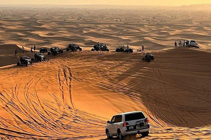 Safari dans le désert avec Dune Bashing, balade à dos de chameau, dîner barbecue, planche de sable et spectacles en direct