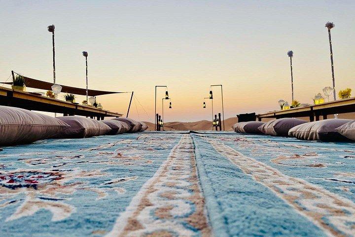 Safari dans le désert avec dîner au barbecue_coucher de soleil sur le tapis arabe