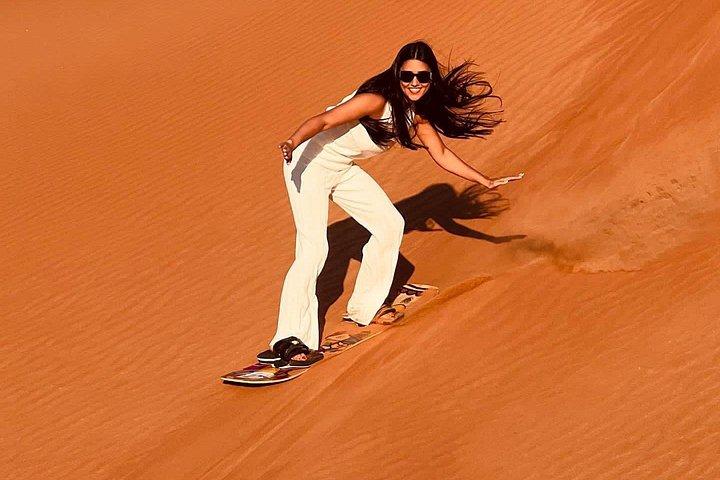 Sandboarding sur les hautes dunes du désert de Dubaï