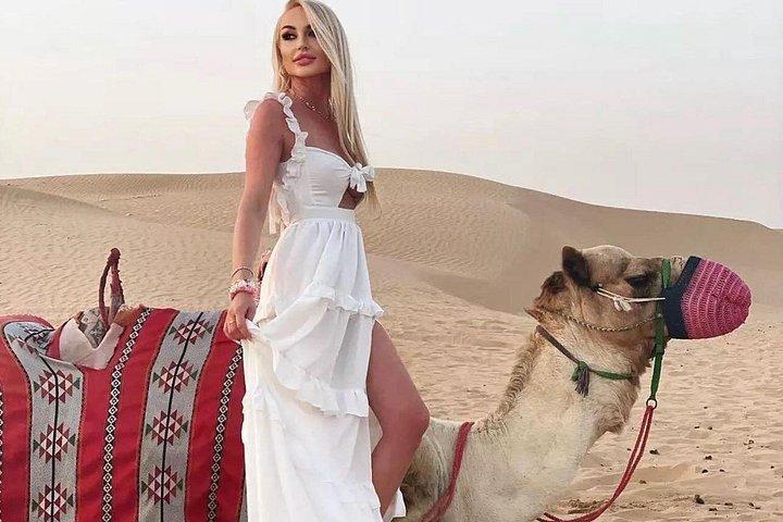 Courte balade à dos de chameau pour les photos