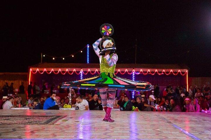 Plongez-vous dans les tourbillons fascinants de Tanoura Dance, un spectacle captivant qui allie tradition et art dans un spectacle vibrant.