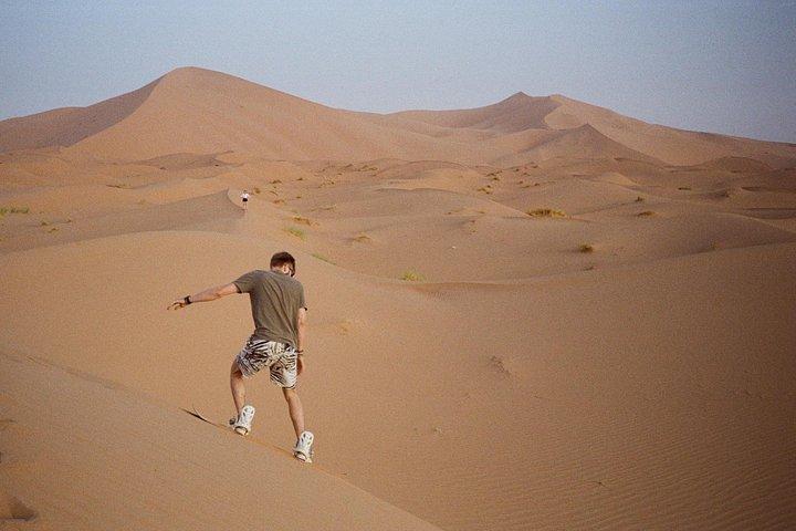 Parcourez les sables mouvants et partez à l'aventure avec le sport exaltant du sandboard, où les dunes deviennent votre terrain de jeu.
