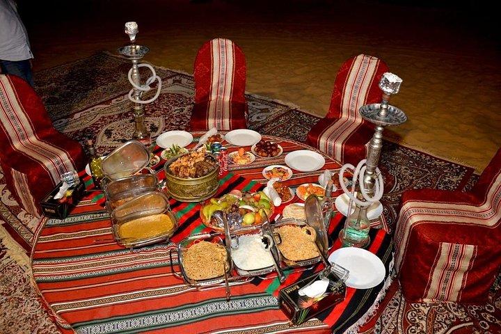 Service de table VIP avec service de serveur au Desert Camp