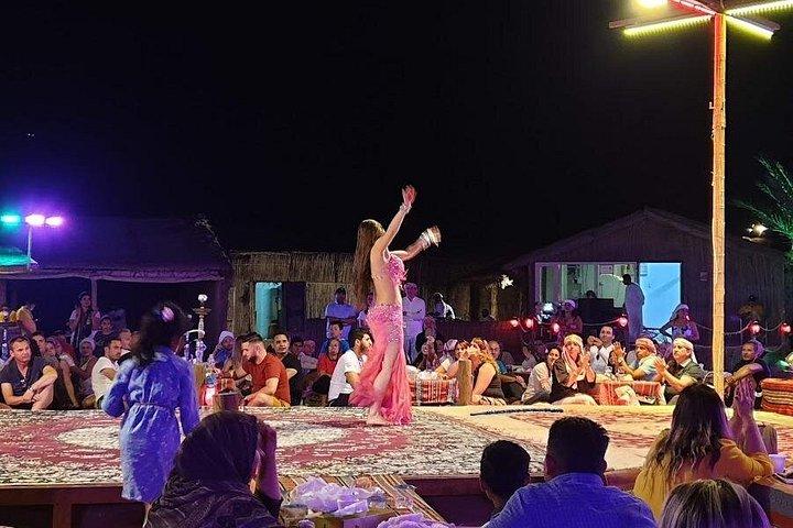 Danse du ventre pendant le spectacle nocturne Live Entertainment