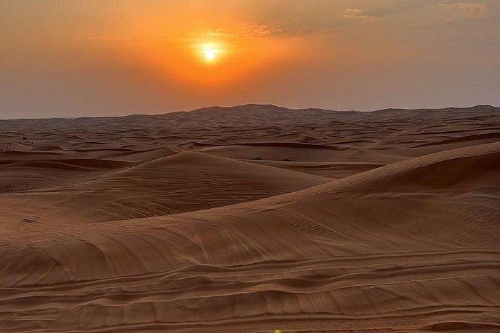 Coucher de soleil pendant la soirée Safari dans le désert Arrêt photo