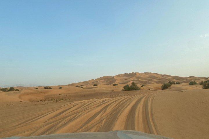 Entrez dans le désert pour le Dune Bashing en voiture 4x4 avec notre chauffeur professionnel et licencié
