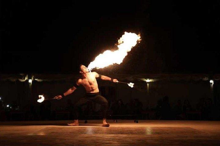 Fire Live Show au camp pendant le dîner.