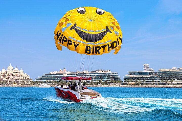 Parachute ascensionnel à Dubaï pour la célébration d'anniversaire