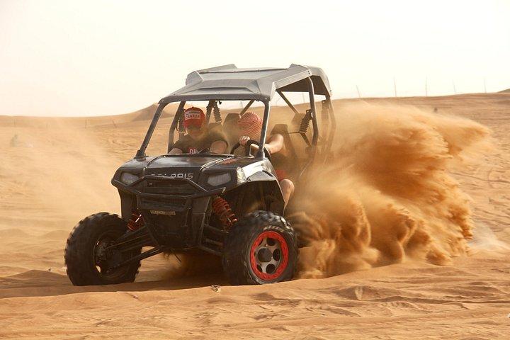 Safari matinal dans le désert avec buggy dans les dunes