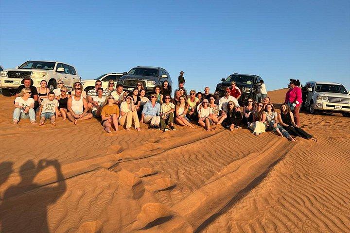 Point photo au coucher du soleil avec groupe