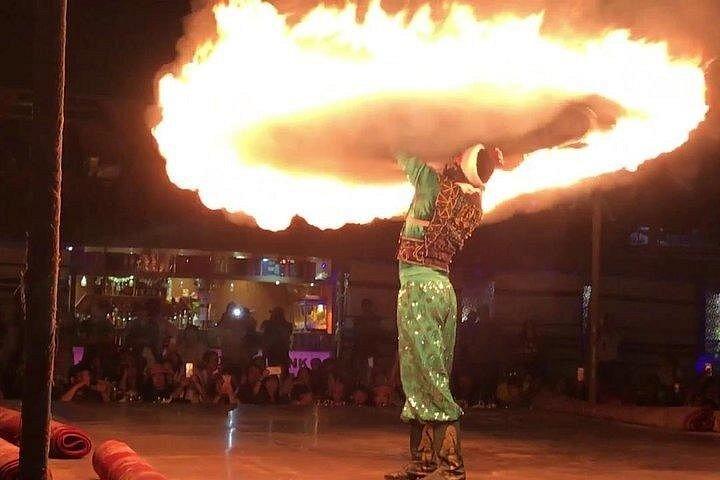 Dîner barbecue safari dans le désert en soirée à Dubaï