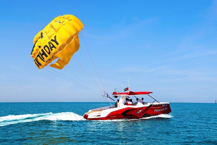 Parachute ascensionnel à Dubaï pour la célébration d'anniversaire