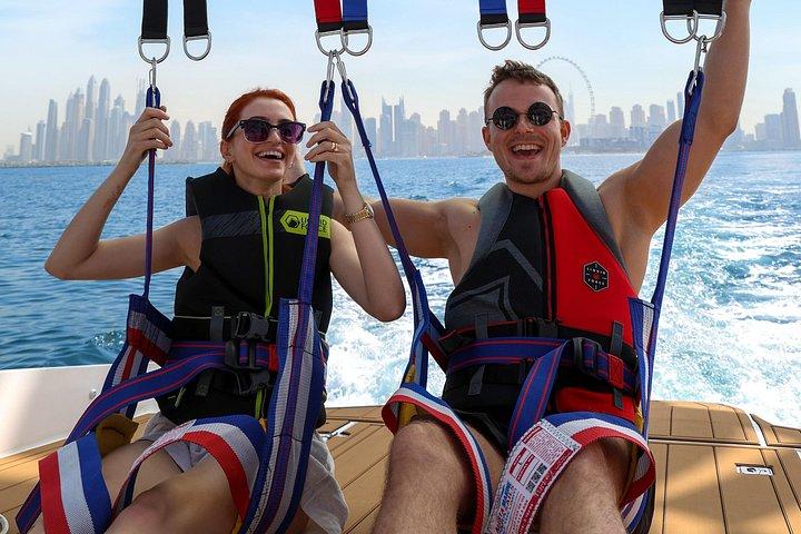 Prêt pour une excursion en bateau rapide en parachute ascensionnel à Dubaï