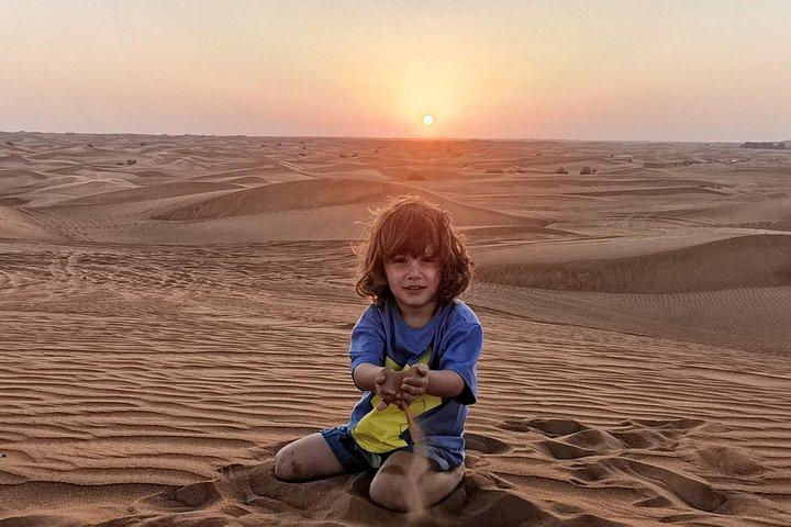 Petite fille profitant du désert