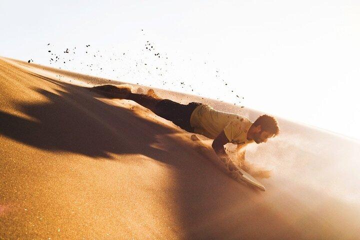 Safari dans le désert des dunes rouges d'Arabie avec embarquement sur le sable et balade à dos de chameau