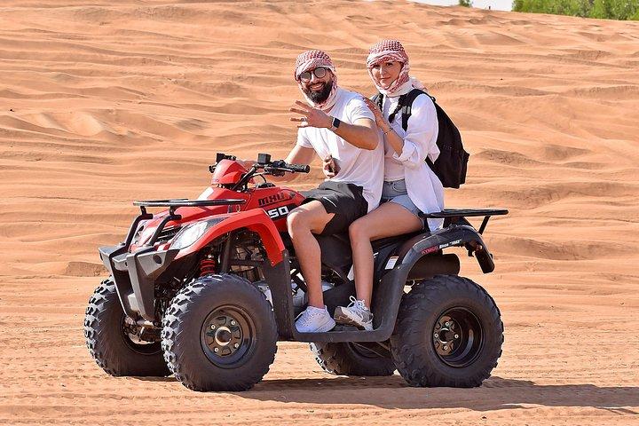 Sensations fortes dans le désert : descente dans les dunes, quad de 30 minutes, danses et barbecue