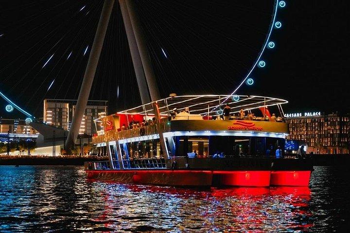 Croisière de luxe en boutre à Dubaï : vues sur l'horizon et expérience gastronomique