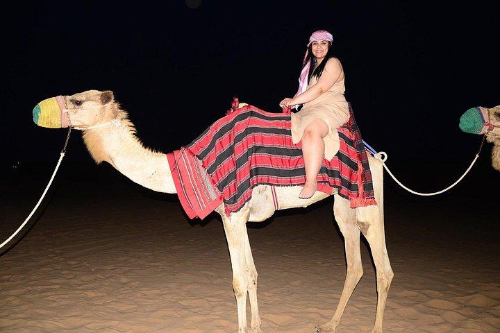 Balade à dos de chameau, descente dans les dunes et spectacles en direct avec dîner barbecue à Dubaï