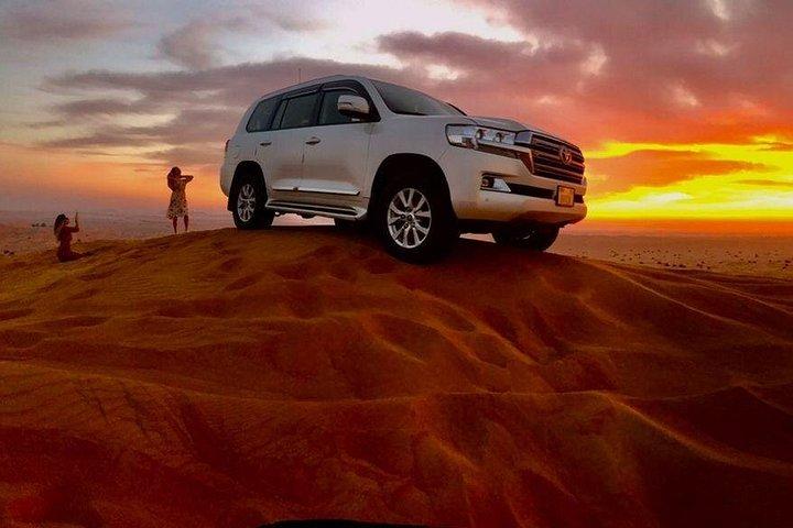 Excursion privée matinale dans le désert : Dune Bashing, balade à dos de chameau et sandboard